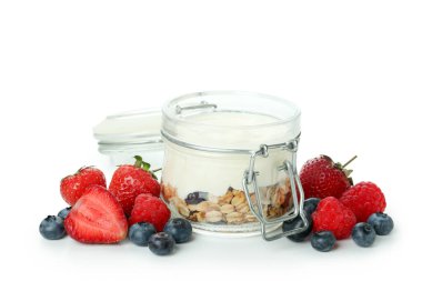 Beyaz arka planda yaban mersinli yoğurt.