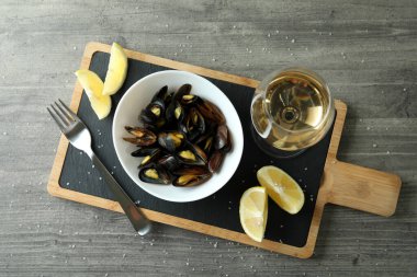 Gri desenli masada midyeli lezzetli yemek kavramı.