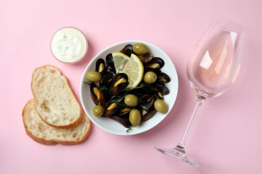 Pembe arka planda midyeli lezzetli yemek kavramı