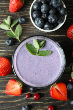 Meyve suyu ve malzemeler kırsal ahşap masada.