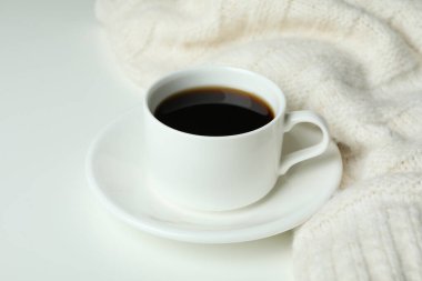 Sıcak sonbahar konsepti ve kahve içmesi.