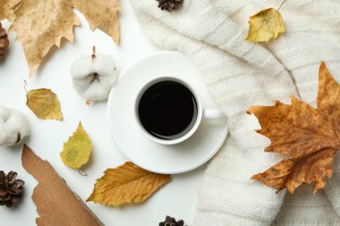 Sıcak sonbahar konsepti ve kahve içmesi.