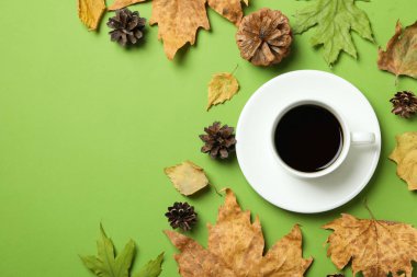 Sıcak sonbahar konsepti ve kahve içmesi.