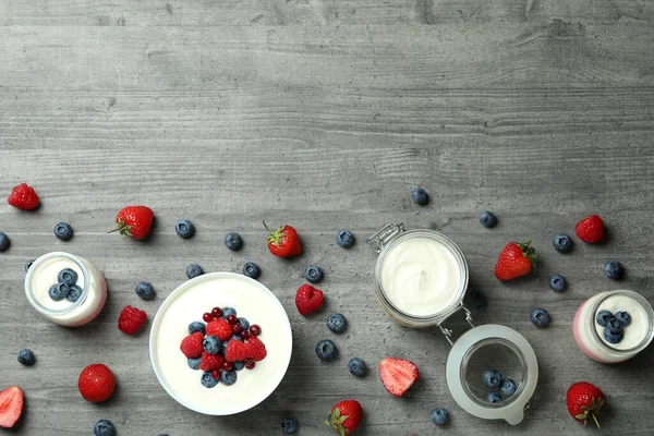 Konzept Des Leckeren Frühstücks Mit Joghurt Auf Grauem Tisch — Stockfoto