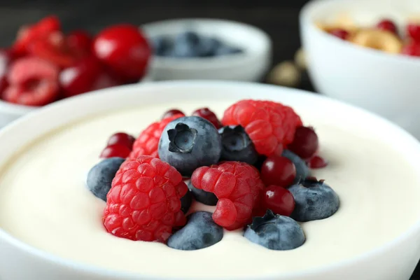 Mísa Chutné Bobule Jogurt Zblízka — Stock fotografie