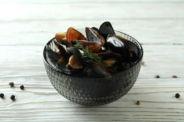 Ciotola Con Cozze Fresche Fondo Legno Bianco — Foto Stock