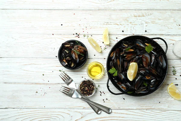 Concepto Deliciosa Comida Con Mejillones Sobre Mesa Madera Blanca — Foto de Stock