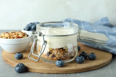 Gri desenli masada yoğurtlu lezzetli kahvaltı kavramı