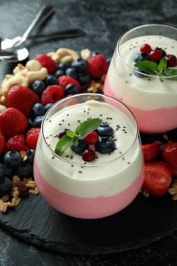 Siyah dumanlı masada yoğurtlu lezzetli kahvaltı kavramı