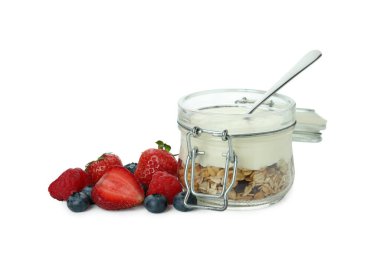 Beyaz arka planda yaban mersinli yoğurt.