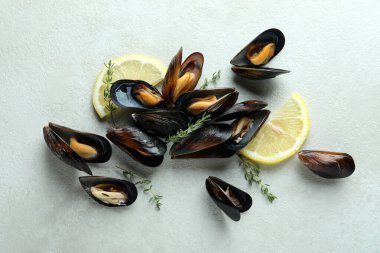 Beyaz desenli arka planda taze midyeler, üst görünüm