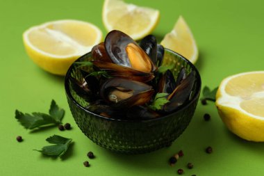 Yeşil arka planda midye olan lezzetli yemek kavramı