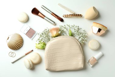 Beyaz arka planda kadın aksesuarlar ve badem kurabiyeleri