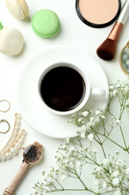 Beyaz arka planda kadın aksesuarlar ve badem kurabiyeleri