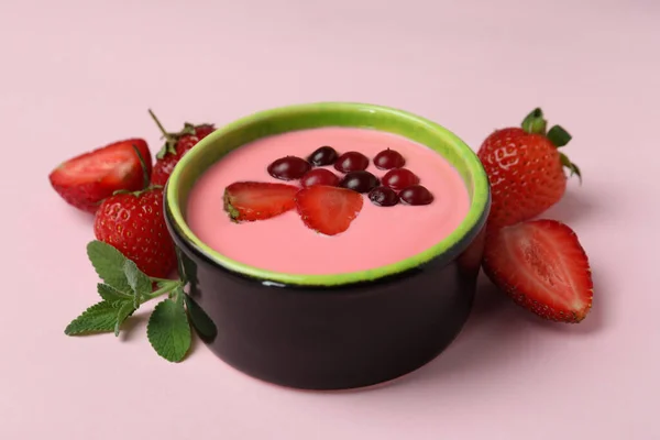 분홍색 배경에 요구르트를 곁들인 맛있는 식사의 — 스톡 사진