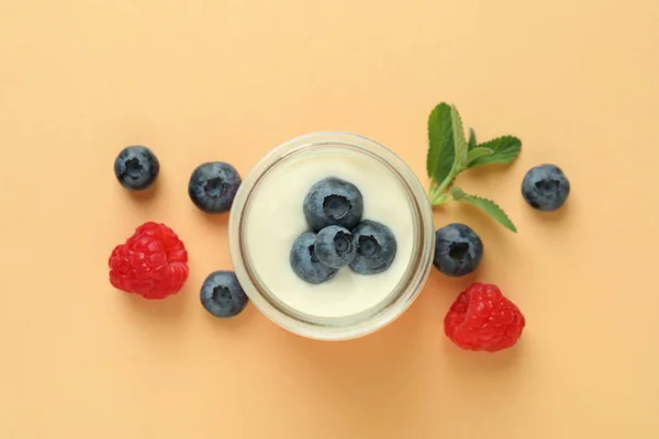 Concepto Sabroso Desayuno Con Yogur Sobre Fondo Beige — Foto de Stock