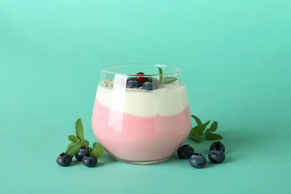 Concepto Sabroso Desayuno Con Yogur Sobre Fondo Menta —  Fotos de Stock