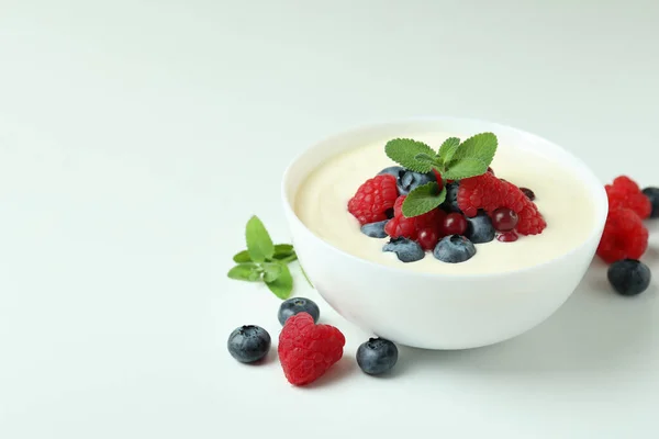 Concepto Sabroso Desayuno Con Yogur Sobre Fondo Blanco — Foto de Stock