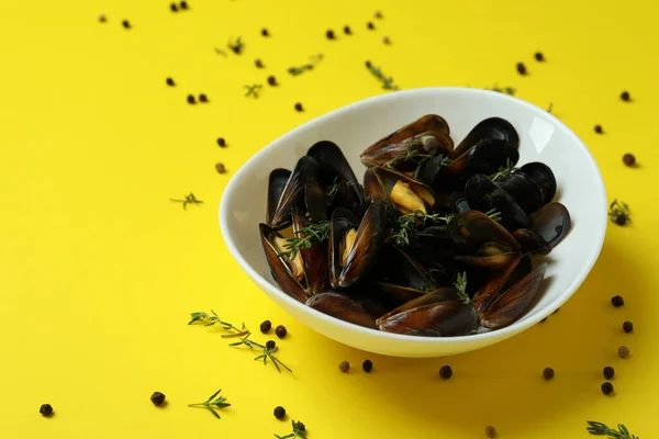 Bowl Fresh Mussels Yellow Background — Stock Photo, Image