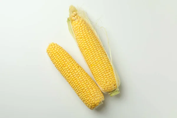 Свіжа Сира Кукурудза Білому Тлі Вид Зверху — стокове фото