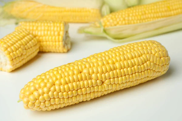 Свежая Сырая Кукуруза Белом Фоне Закрыть — стоковое фото