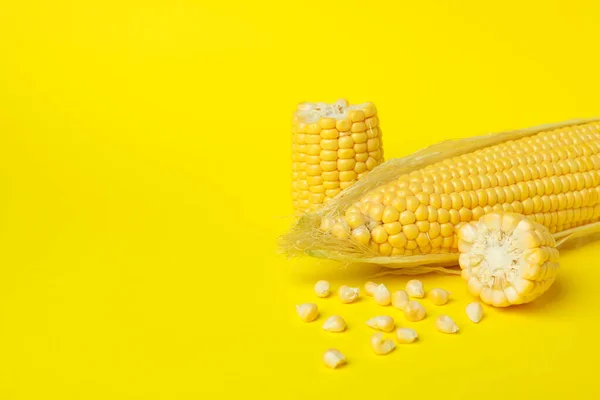 Fresh Raw Corn Yellow Background Close — Stock Photo, Image