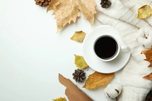コーヒードリンクと居心地の良い秋のコンセプトの背景 — ストック写真
