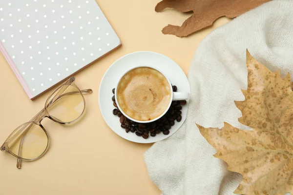 コーヒードリンクと居心地の良い秋のコンセプトの背景 — ストック写真