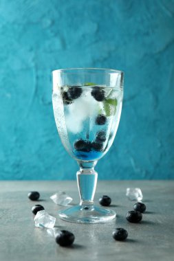 Yabanmersini kokteyli ile taze yaz içeceği kavramı