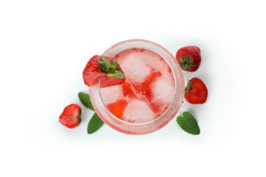 Beyaz arka planda izole edilmiş taze çilek kokteyli.