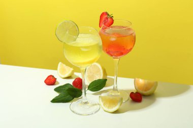 Sarı arka planda taze yaz kokteylleri.