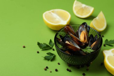 Yeşil arka planda midye olan lezzetli yemek kavramı