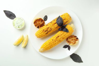 Izgara mısırlı lezzetli yemek kavramı