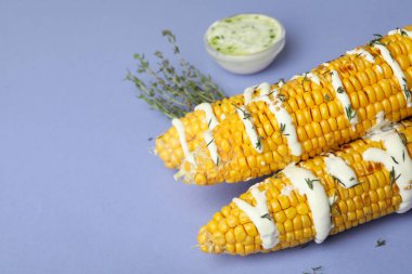 Izgara mısırlı lezzetli yemek kavramı