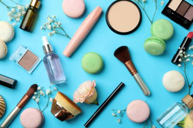 Mavi arka planda kadın aksesuarları ve kurabiyeler