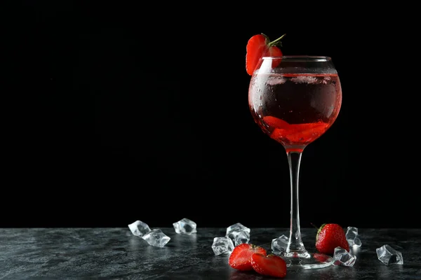 Glas Frischer Erdbeercocktail Auf Schwarzem Rauchtisch — Stockfoto