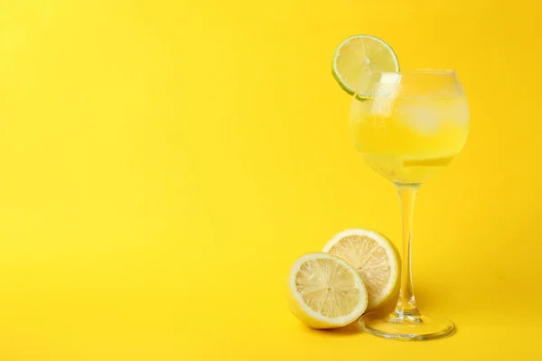 Vaso Cóctel Limón Ingredientes Sobre Fondo Amarillo —  Fotos de Stock
