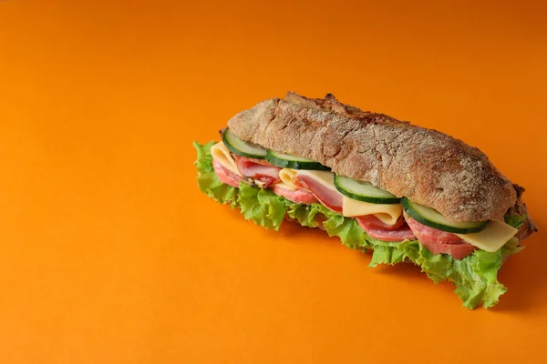 Sandwich Pain Ciabatta Sur Fond Orange — Photo