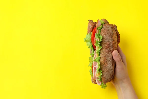 Mano Femminile Tiene Ciabatta Sandwich Sfondo Giallo — Foto Stock