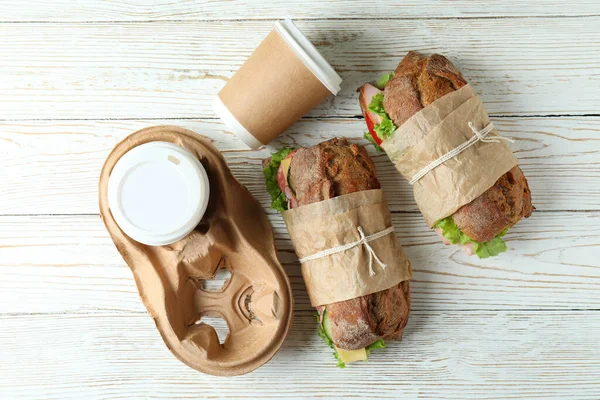 卡巴塔三明治和咖啡杯放在白色木制桌子上 — 图库照片