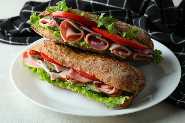 Assiette Avec Savoureux Sandwichs Ciabatta Gros Plan — Photo