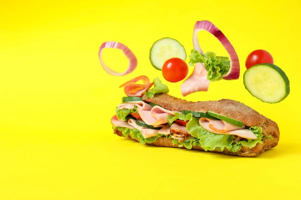 Ciabatta Sandwich Ingredienti Sfondo Giallo — Foto Stock