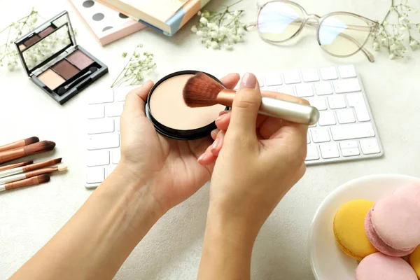 Weibliche Hände Halten Gesichtspuder Auf Hintergrund Mit Weiblichen Accessoires — Stockfoto