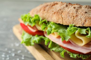 Ciabatta sandviçi ve gri desenli masa.