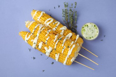 Izgara mısırlı lezzetli yemek kavramı