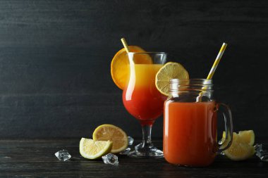 Kırsal ahşap masada taze yaz kokteylleri.