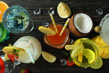 Kırsal ahşap masada taze yaz kokteylleri.