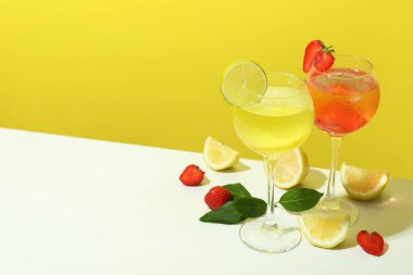 Sarı arka planda taze yaz kokteylleri.