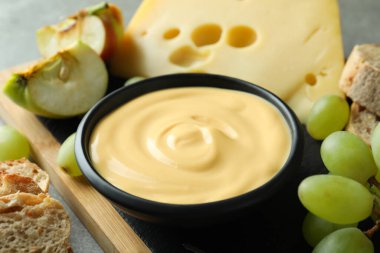 Fondü ile lezzetli yemek kavramı, yakın plan.