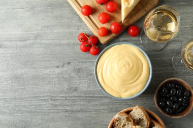 Gri desenli masada fondü ile lezzetli yemek kavramı